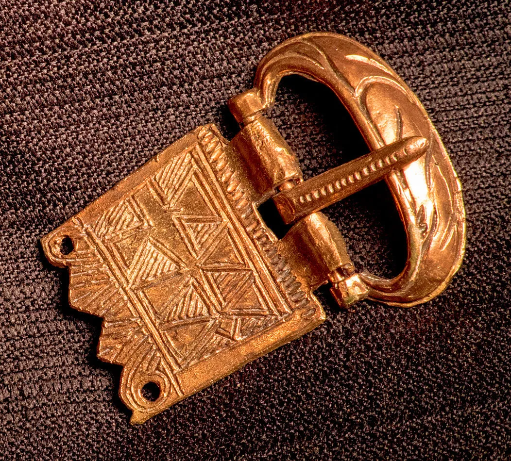 A Norman belt buckle with lines - X-80