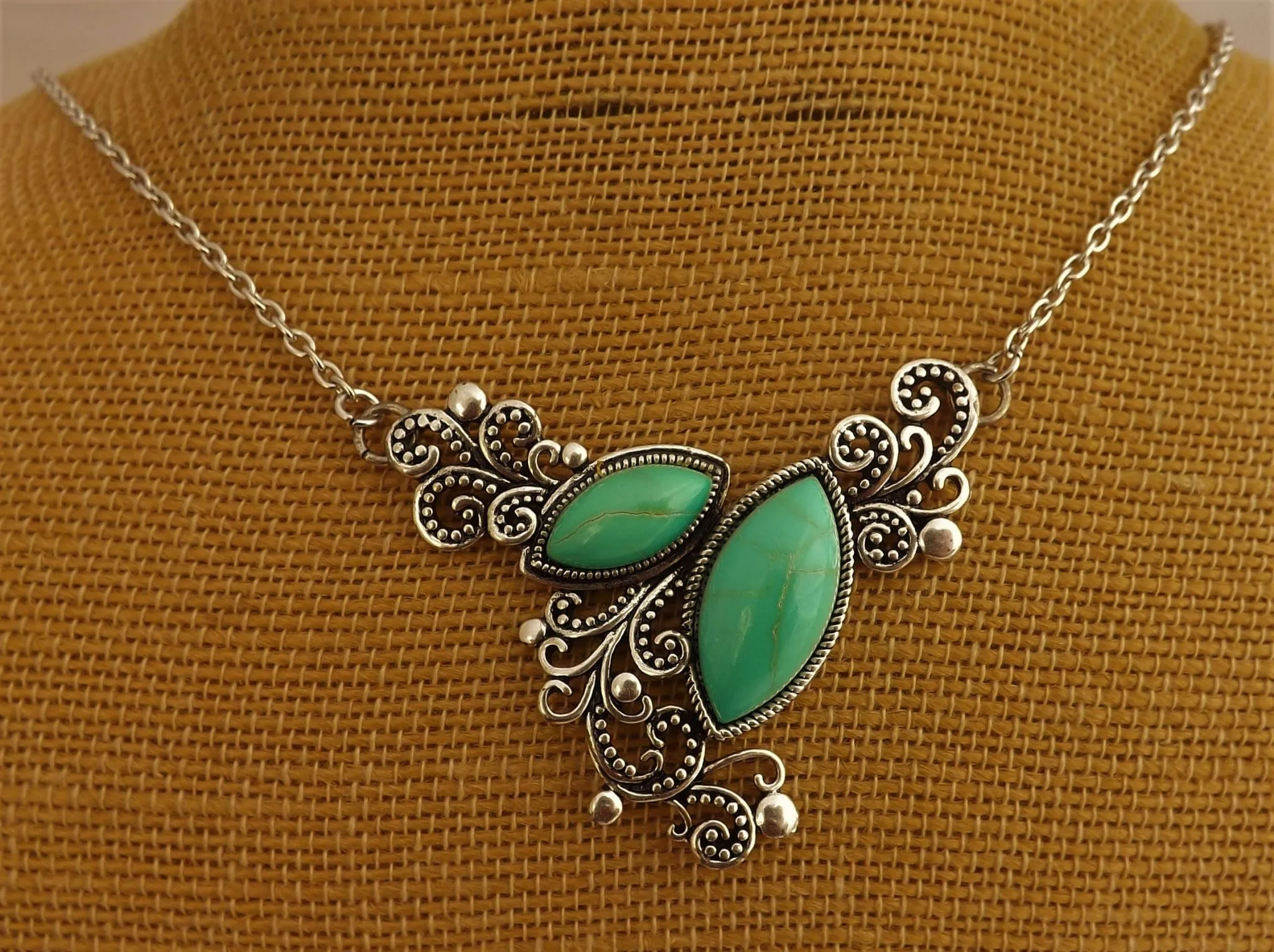 Faux Turquoise & Silver Tone Collar Pendant Necklace