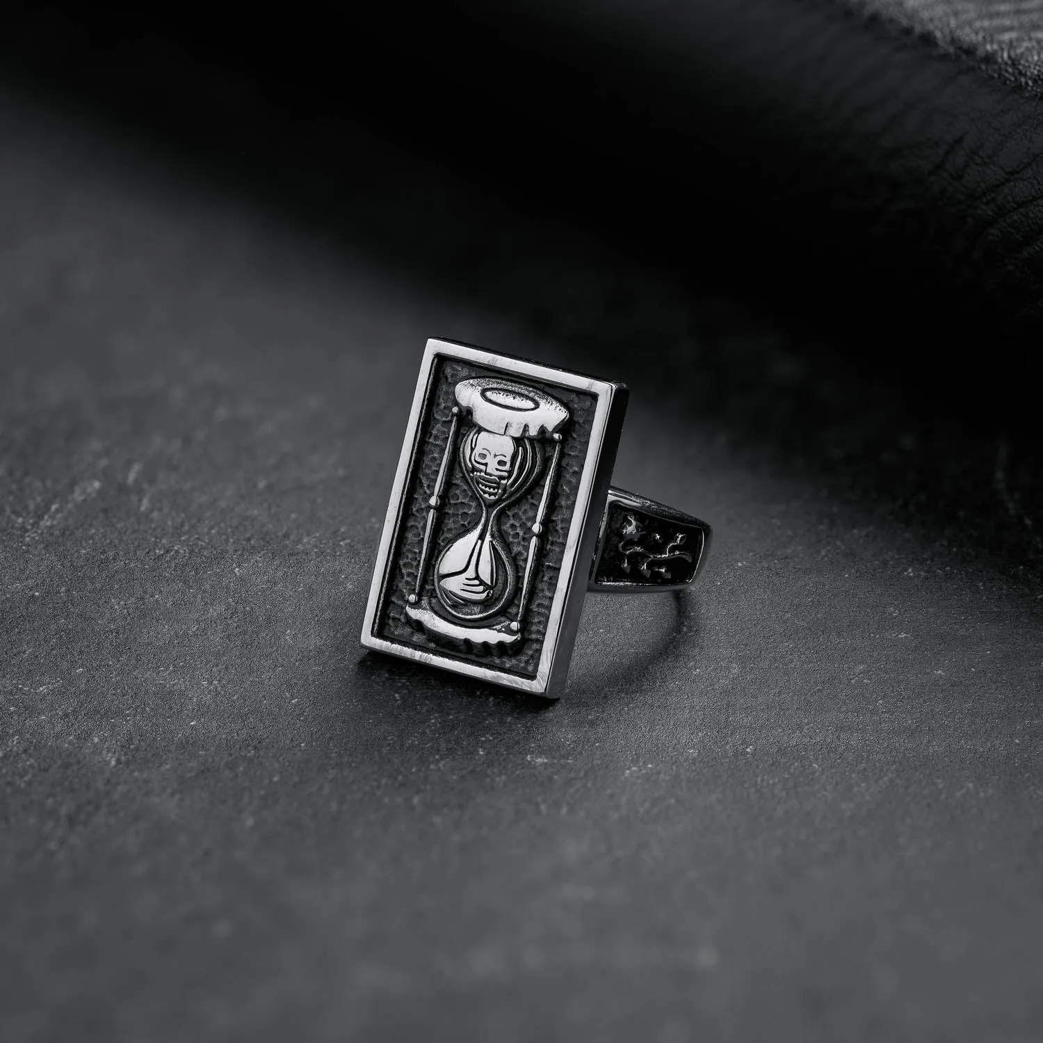 MEGHAN CLARKE X STATEMENT "Memento Mori" Signet Ring